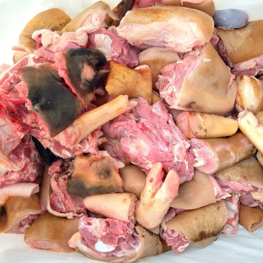 Viande de chèvre entière avec peau - (Ogufe)